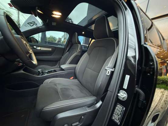 VOLVO-EX40-2025