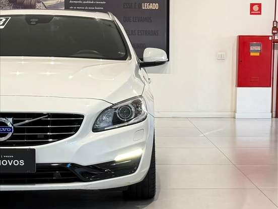 VOLVO-V60-2.0 T4 MOMENTUM GASOLINA 4P AUTOMÁTICO VOLVO-V60-2017