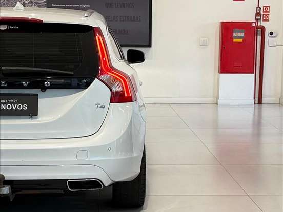 VOLVO-V60-2.0 T4 MOMENTUM GASOLINA 4P AUTOMÁTICO VOLVO-V60-2017