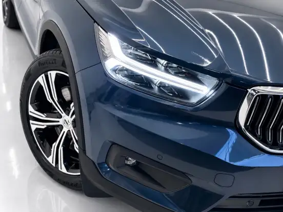 VOLVO-XC40-2021