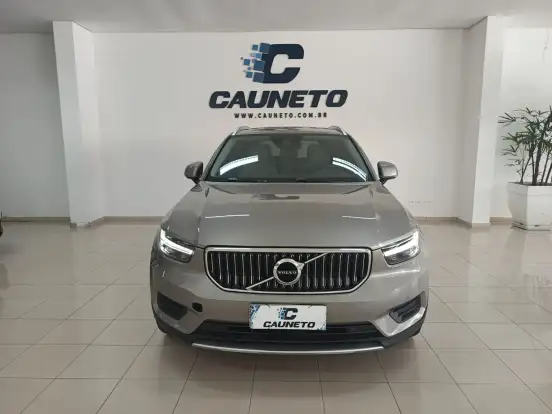 VOLVO-XC40-2021