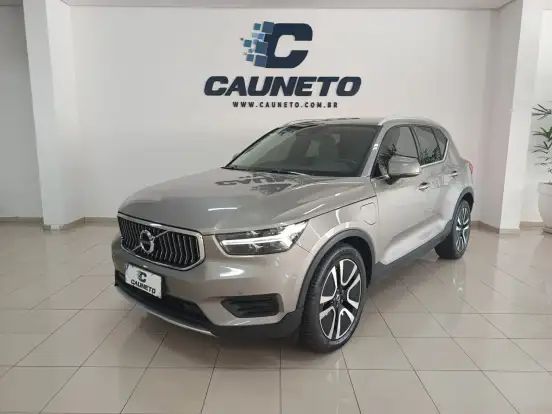VOLVO-XC40-2021