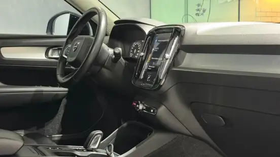 VOLVO-XC40-2018