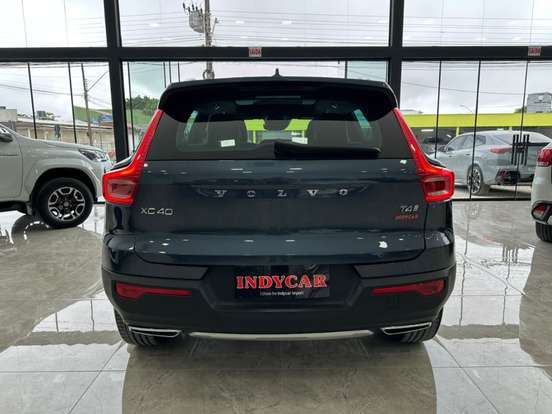 VOLVO-XC40-2020