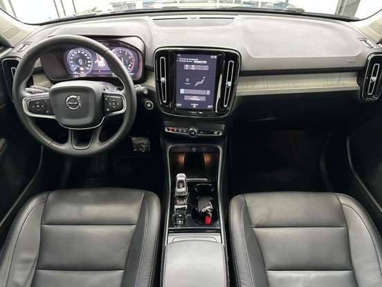 VOLVO-XC40-2020