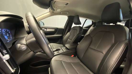 VOLVO-XC40-2018