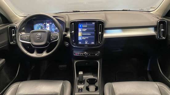 VOLVO-XC40-2018