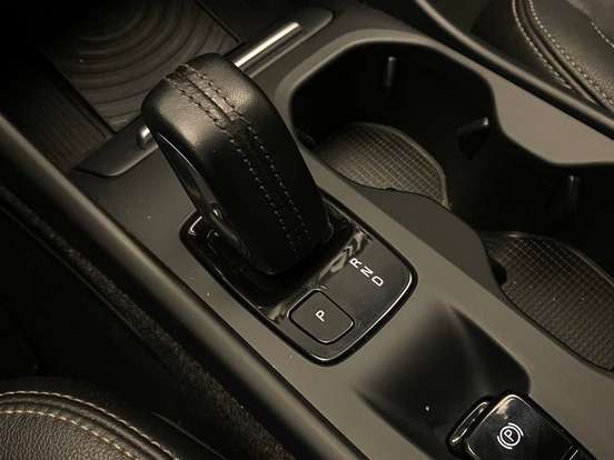 VOLVO-XC40-2.0 T5 GASOLINA MOMENTUM AWD GEARTRONIC VOLVO-XC40-2018