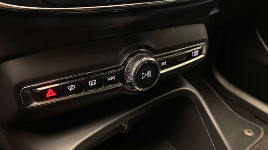 VOLVO-XC40-2018