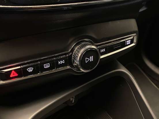 VOLVO-XC40-2.0 T5 GASOLINA MOMENTUM AWD GEARTRONIC VOLVO-XC40-2018
