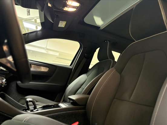 VOLVO-XC40-2024
