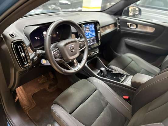 VOLVO-XC40-2024