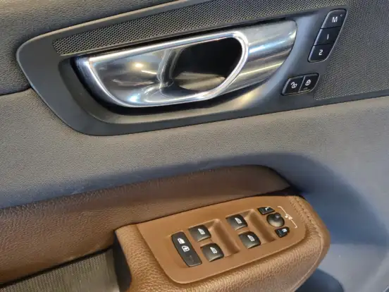VOLVO-XC60-2020