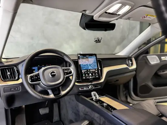 VOLVO-XC60-2025