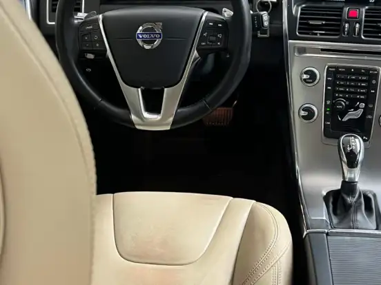 VOLVO-XC60-2.4 D5 MOMENTUM DIESEL AWD 4P AUTOMÁTICO VOLVO-XC60-2016