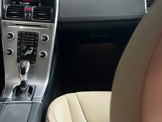 VOLVO-XC60-2.4 D5 MOMENTUM DIESEL AWD 4P AUTOMÁTICO VOLVO-XC60-2016