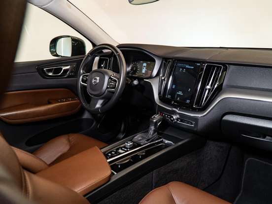 VOLVO-XC60-2.0 D5 DIESEL MOMENTUM AWD GEARTRONIC VOLVO-XC60-2019