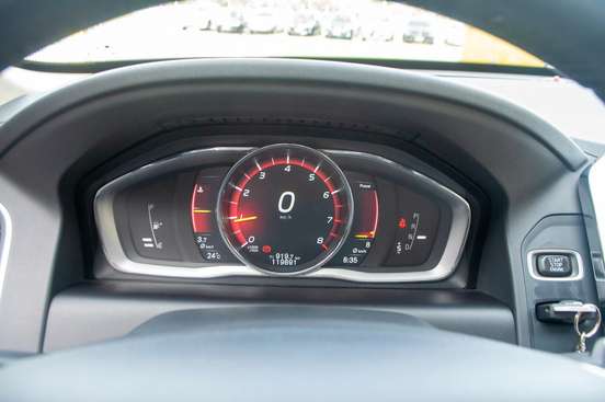 VOLVO-XC60-2016