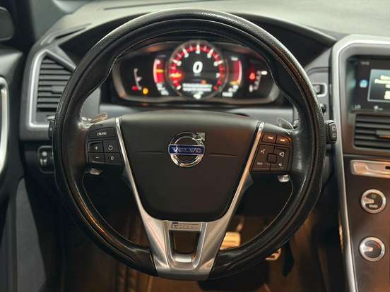 VOLVO-XC60-2015