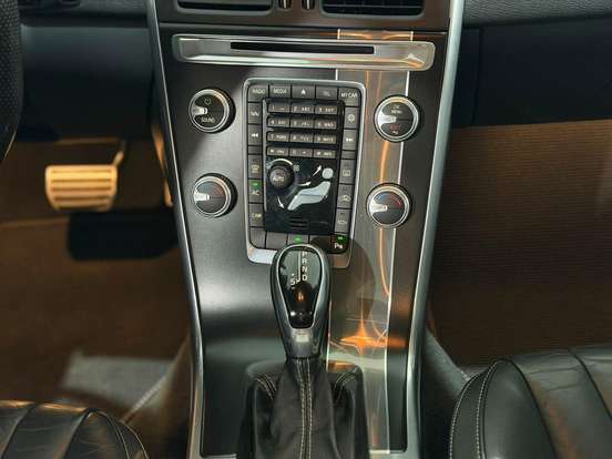 VOLVO-XC60-2015