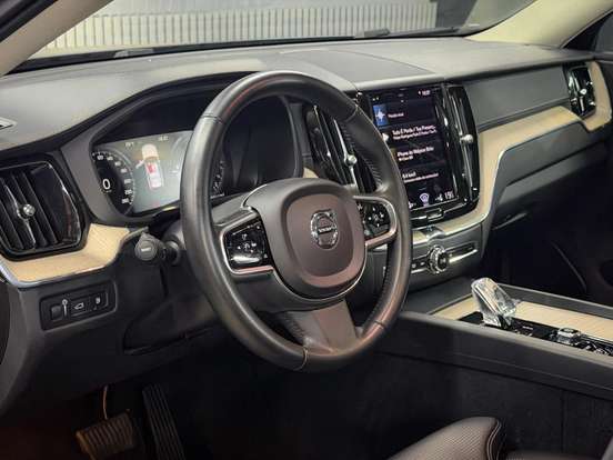 VOLVO-XC60-2020