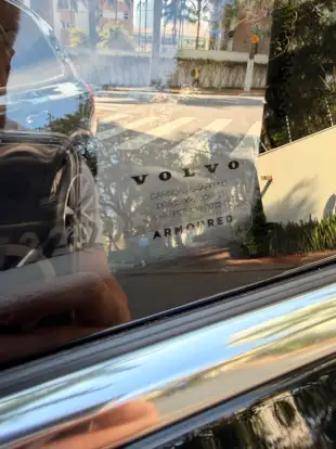 VOLVO-XC90-2023