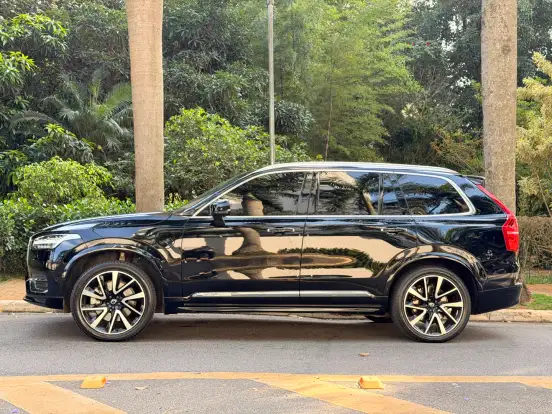 VOLVO-XC90-2023
