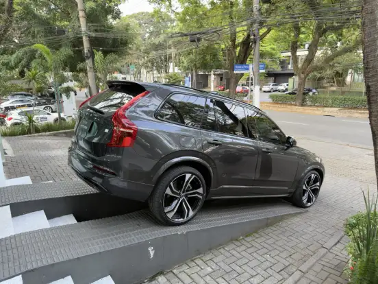 VOLVO-XC90-2023