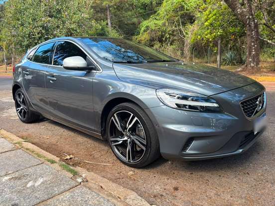 VOLVO-V40-2018