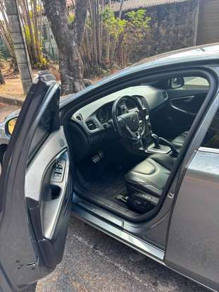 VOLVO-V40-2018