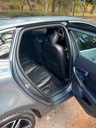 VOLVO-V40-2018