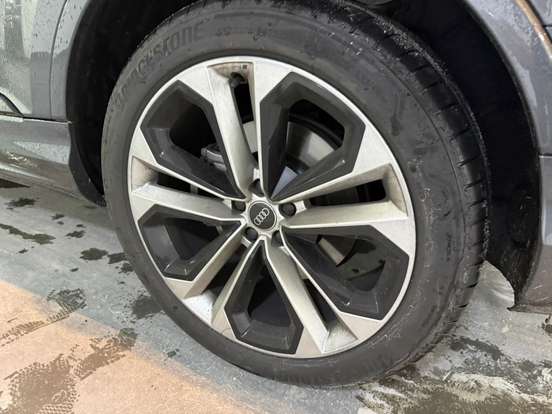 AUDI-Q7-2023