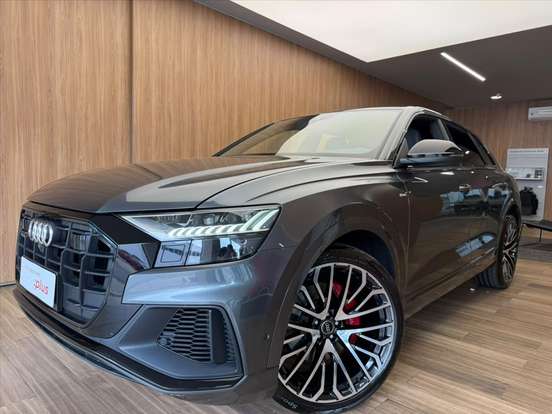 AUDI-Q8-2021