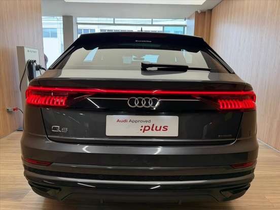 AUDI-Q8-2021