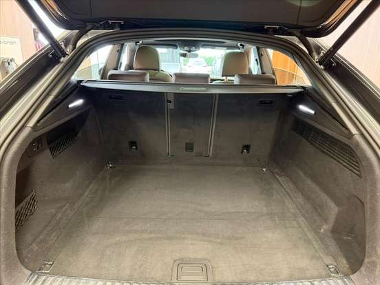 AUDI-Q8-2021