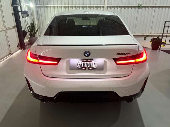 BMW-330e-2024