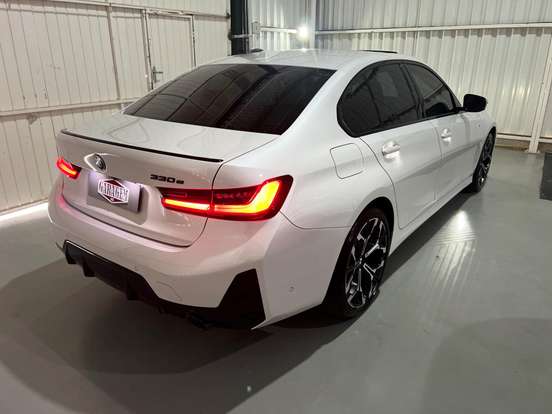 BMW-330e-2024