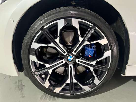 BMW-330e-2024