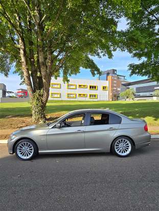 BMW-320i-2009