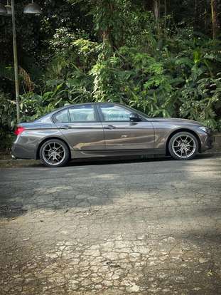 BMW-320i-2012
