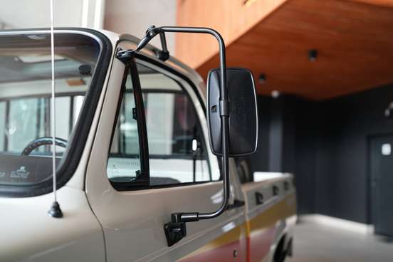 CHEVROLET-D20-1988