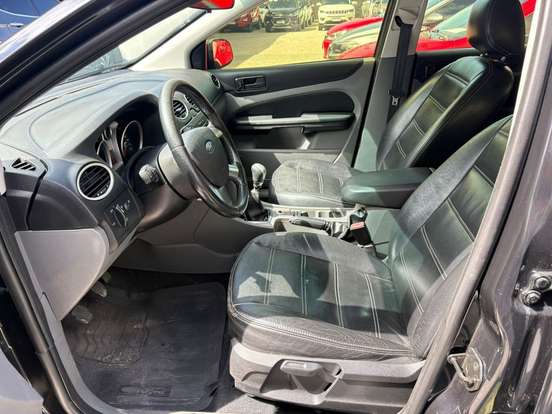FORD-FOCUS-2010