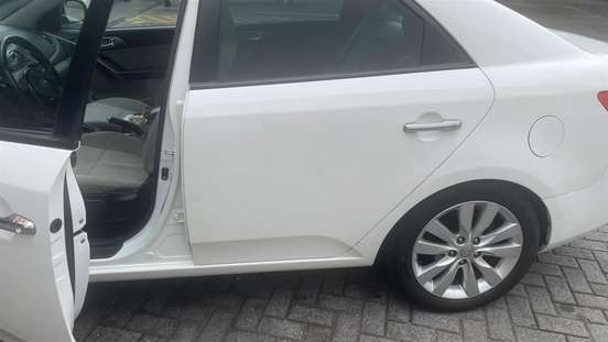 KIA-CERATO-1.6 E.273 SEDAN 16V GASOLINA 4P AUTOMÁTICO KIA-CERATO-2012