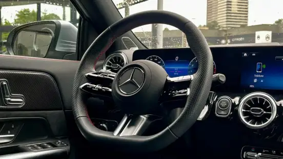 MERCEDES-BENZ-GLA 200-2025