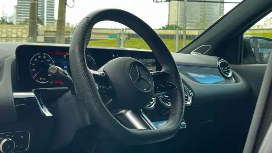 MERCEDES-BENZ-GLA 200-2025
