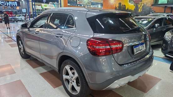 MERCEDES-BENZ-GLA 200-2018