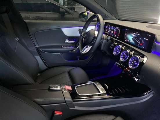 MERCEDES-BENZ-CLA 200-2024