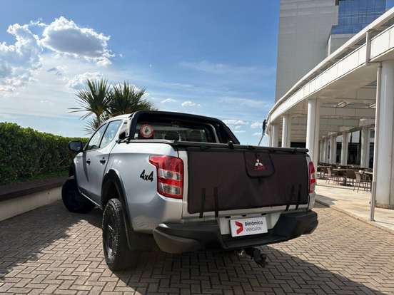 MITSUBISHI-L200 TRITON-2.4 16V TURBO DIESEL OUTDOOR GLS CD 4X4 AUTOMÁTICO MITSUBISHI-L200 TRITON-2021