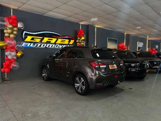 MITSUBISHI-OUTLANDER-2021