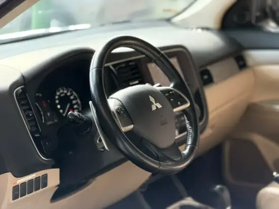 MITSUBISHI-OUTLANDER-2014